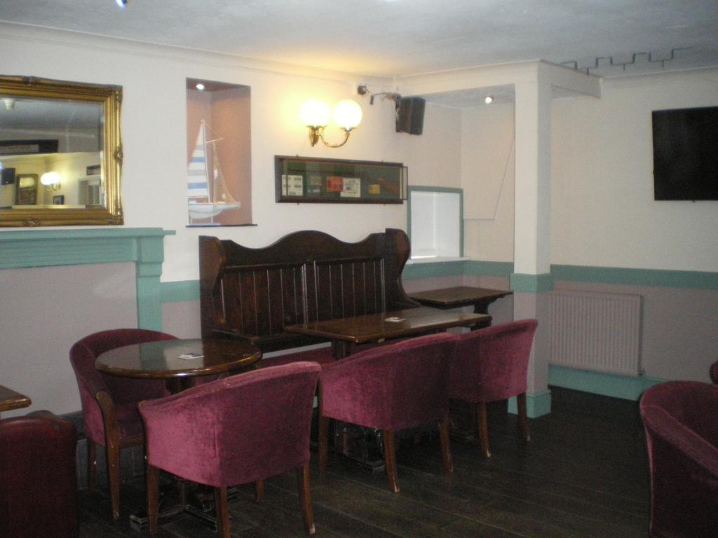 Crown Hotel プスヘリ エクステリア 写真
