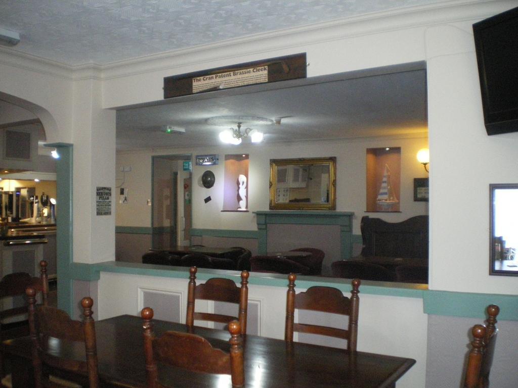 Crown Hotel プスヘリ エクステリア 写真